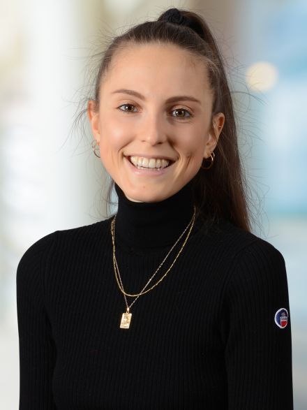 Portraitbild von LISA LENZINGER